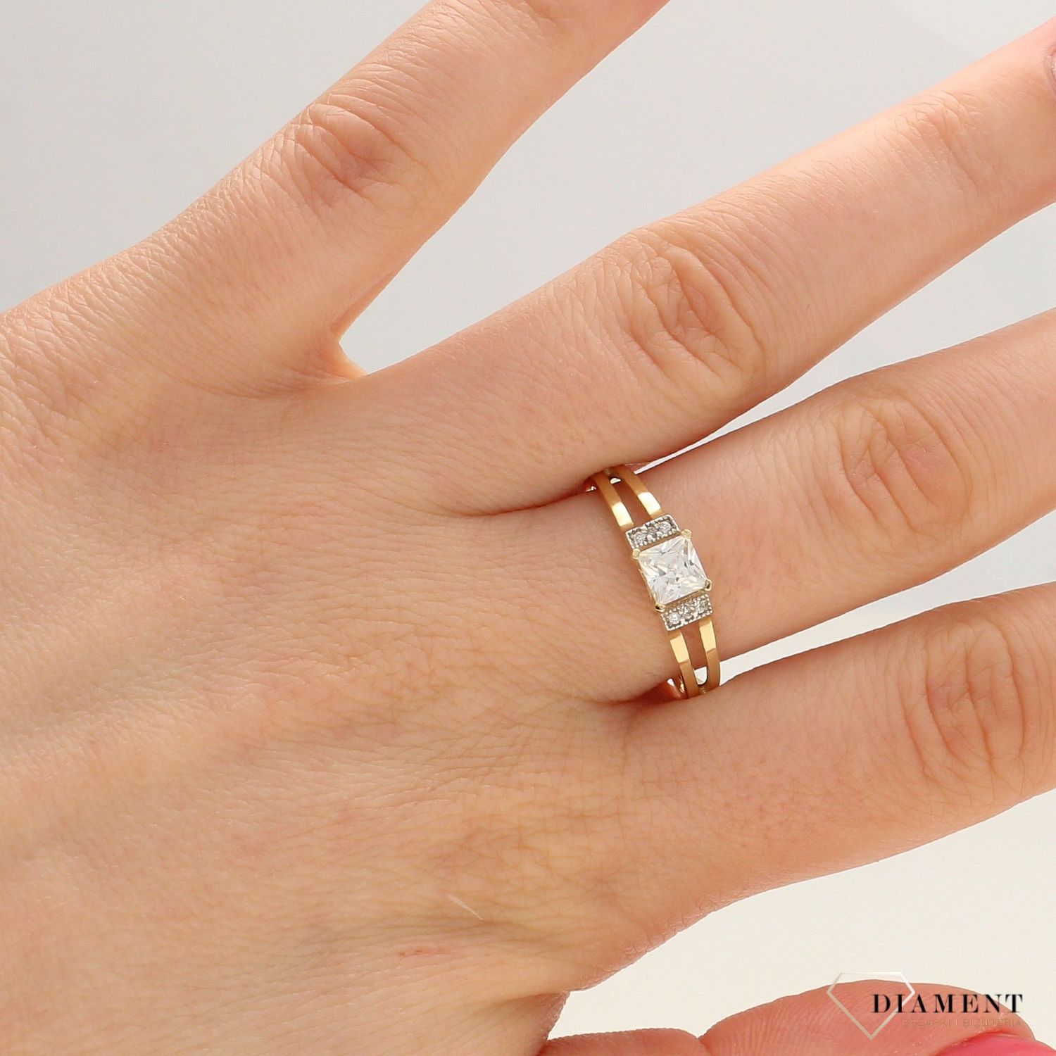 Złoty pierścionek z kwadratową cyrkonią PI 3256 (2).jpg